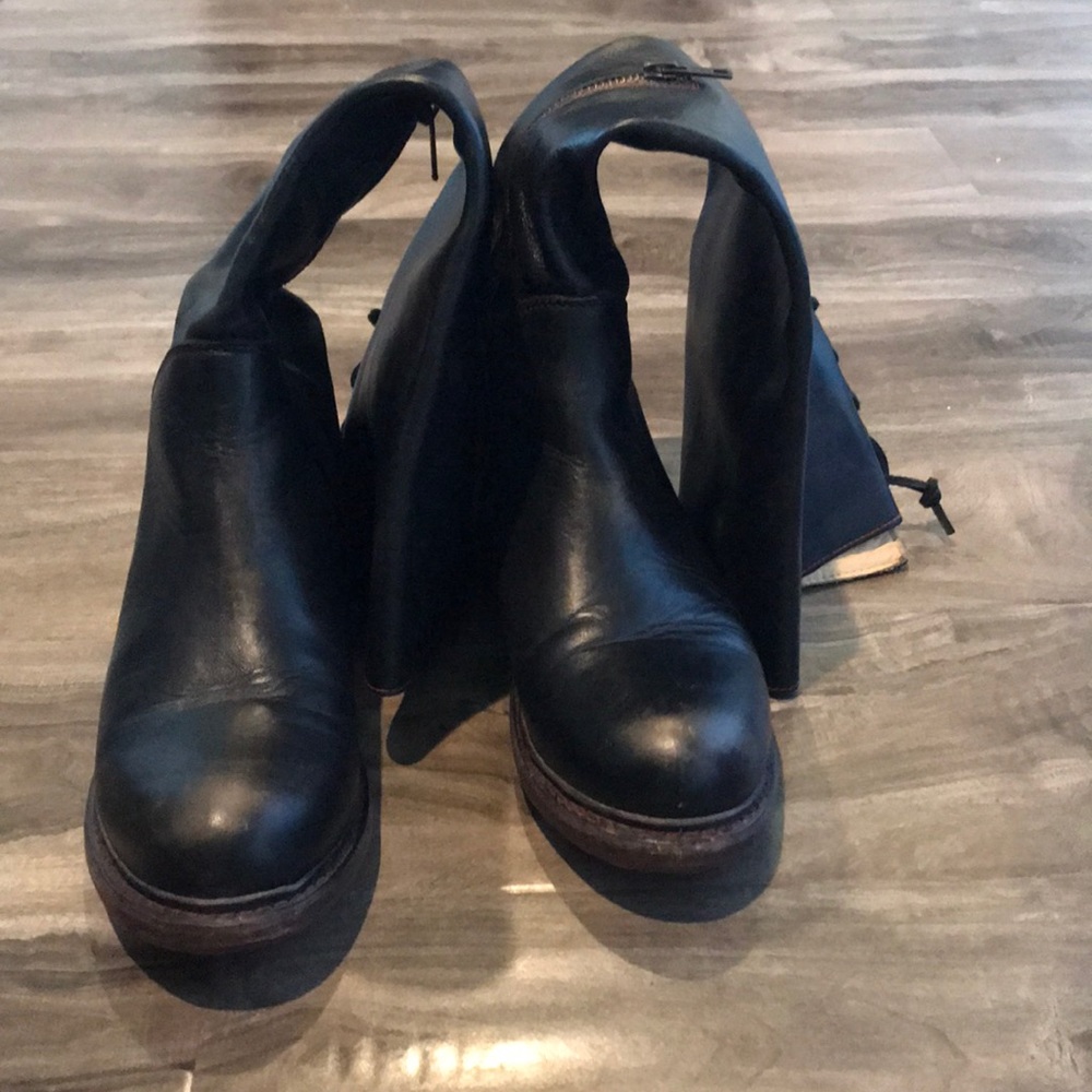 18 in shaft, inner zipper with leather lacing